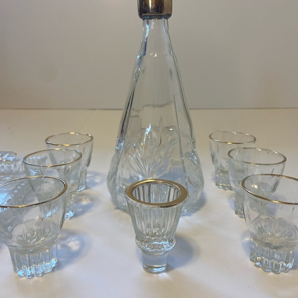 Vintage glass decanter set with 6 shot glasses and tray - Picture 7 of 10